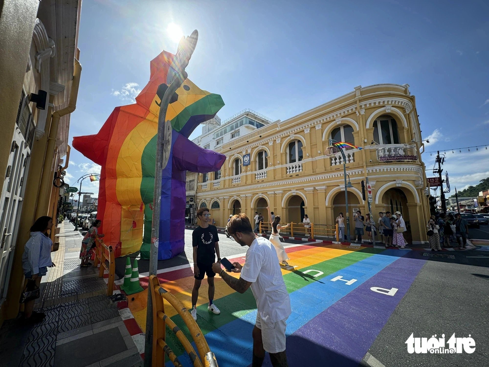 Chú gấu "cầu vồng" bên hông Tòa thị chính phố cổ Phuket đã mặc áo mới trong Tháng Tự hào - Pride Month 2024 - Ảnh: VŨ THỦY