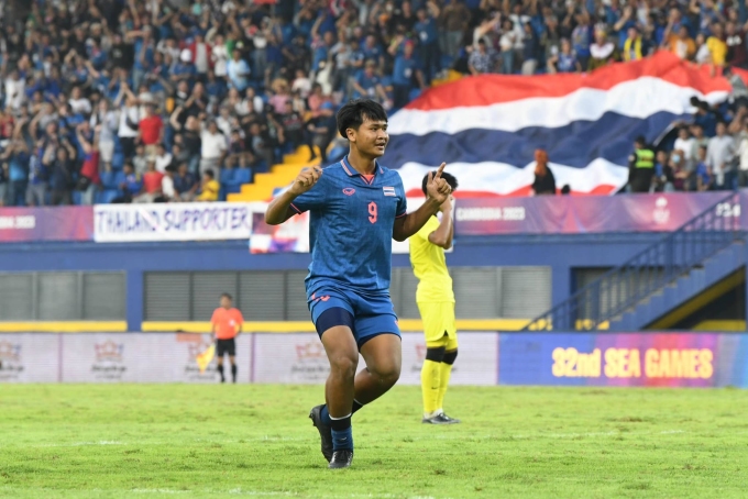 Tiền đạo Yotsakorn mừng sau khi ghi bàn ấn định thắng lợi 2-0 cho Thái Lan trước Malaysia trên sân Prince, Phnom Penh chiều 6/5. Ảnh: FAT