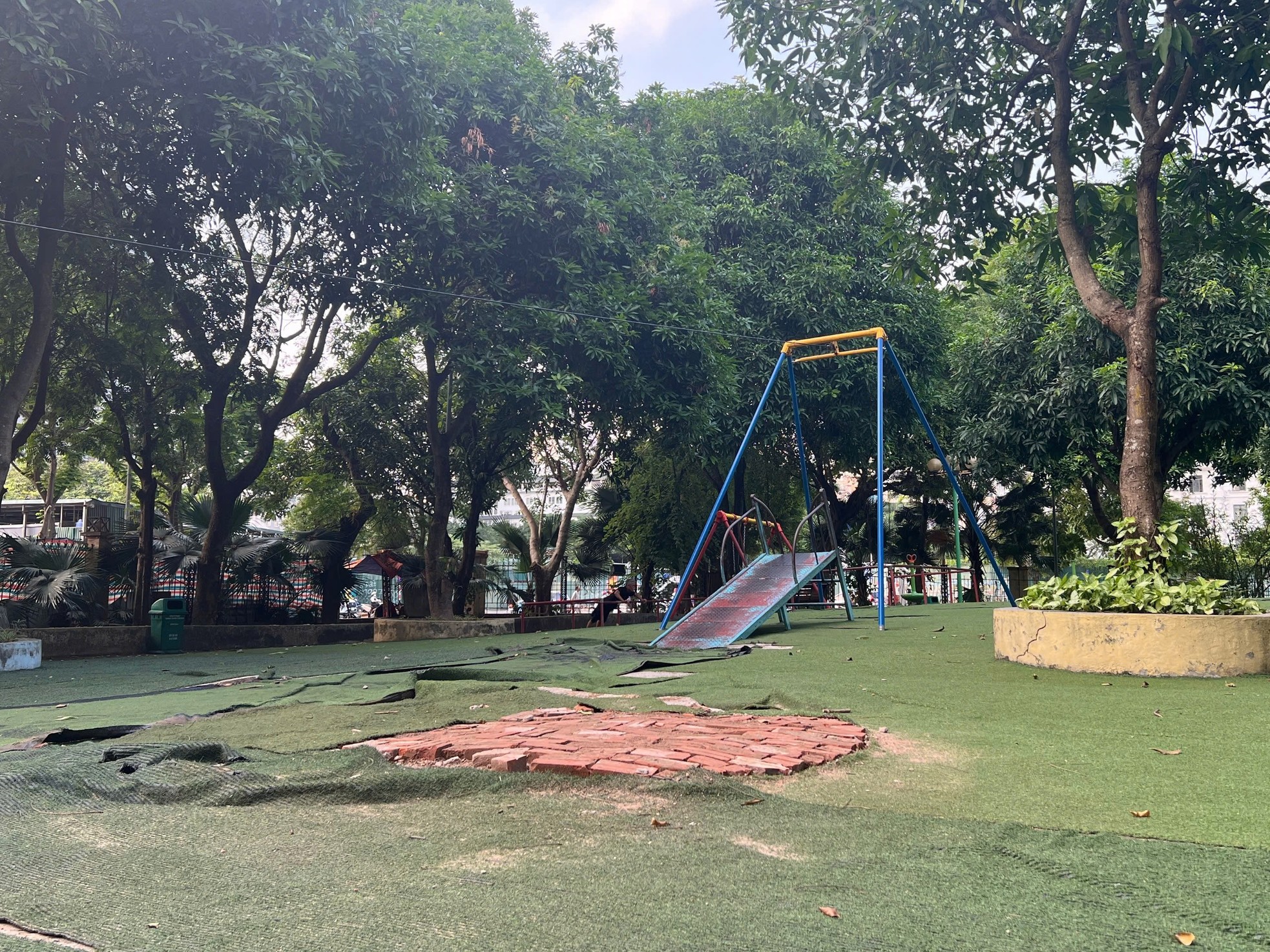 Dilapidated and degraded scenes at two large parks in Hanoi photo 6