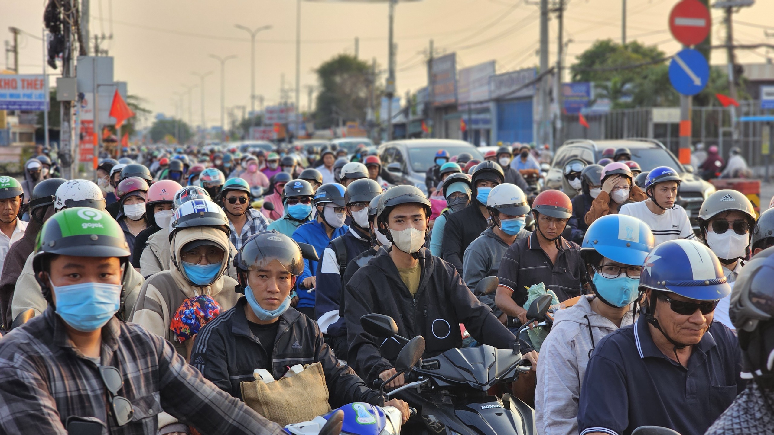 Người, xe chen chút nối đuôi nhau trên quốc lộ 1 (H.Bình Chánh)