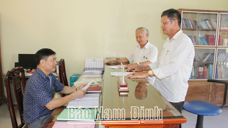 Officials of Con town (Hai Hau) handle administrative procedures to serve the people.