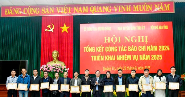 Phóng viên Tạp chí Nhiếp ảnh và Đời sống được nhận giấy khen của Ban Tuyên giáo Quảng Trị