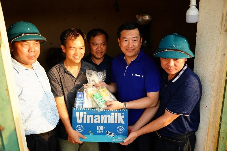 Vinamilk hỗ trợ sữa, nước và nhiều quà tặng cho người dân vùng ngập lụt ngoại thành Hà Nội