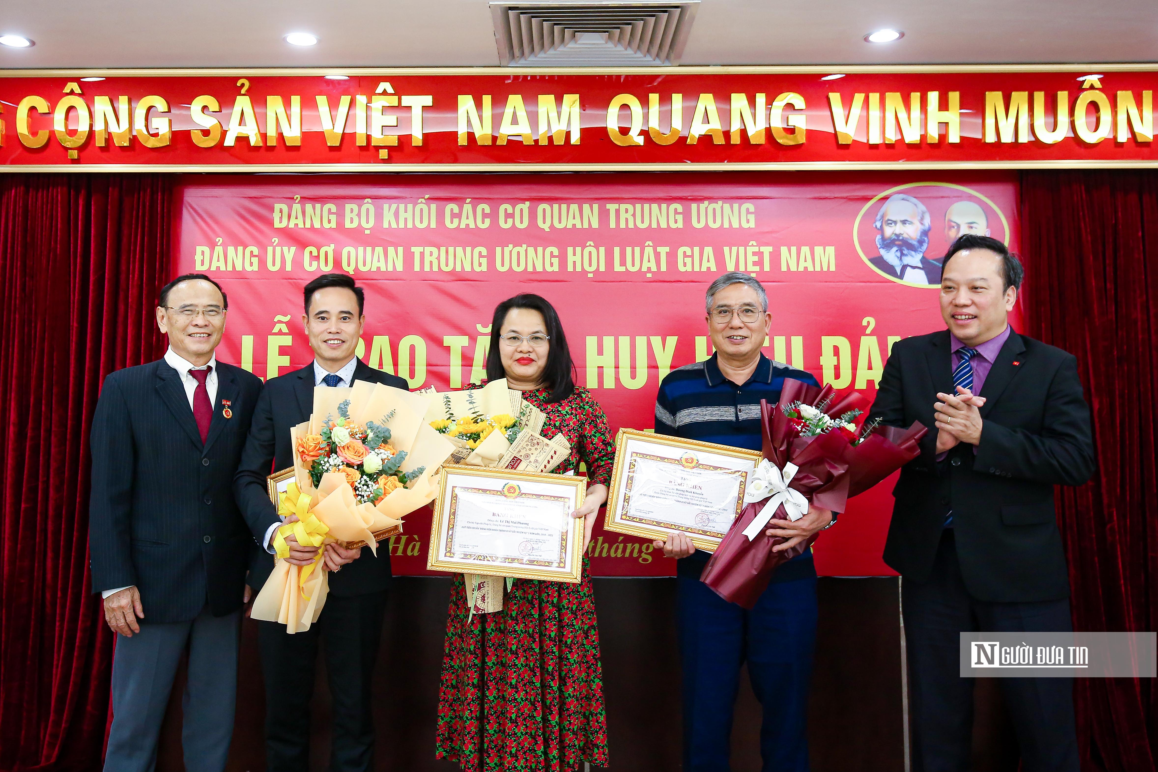 Highlights - Vietnam Lawyers Association awards Party badges to outstanding Party members (Photo 3).