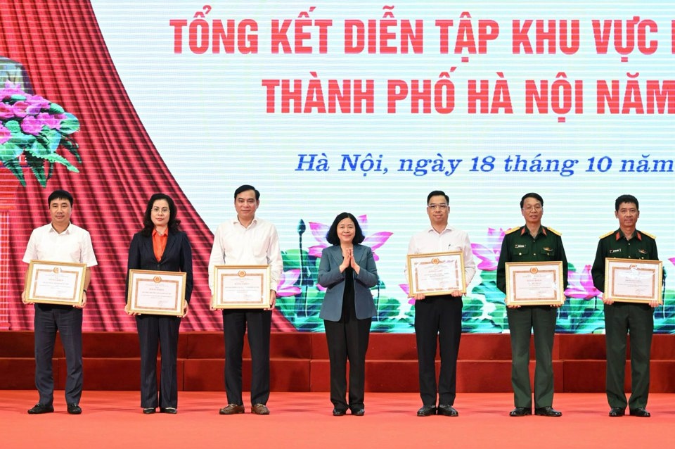 Die Sekretärin des Parteikomitees von Hanoi, Bui Thi Minh Hoai, verlieh Verdiensturkunden an Kollektive und Einzelpersonen mit herausragenden Leistungen, die zum Erfolg der Hanoi KVPT-Übung im Jahr 2024 beigetragen haben.