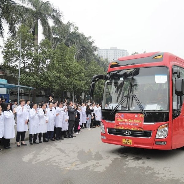 Les patients atteints de cancer rentrent chez eux pour le Têt dans un bus plein d'amour