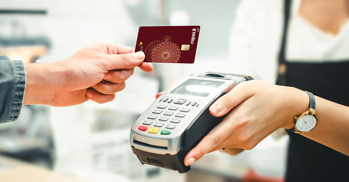 Tap HDBank Mastercard or HDBank Napas card on Payoo POS.