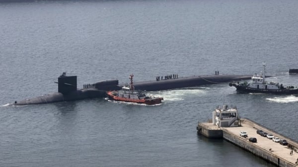 Submarino nuclear estadounidense hace escala en Corea del Sur, Seúl recupera restos de cohete norcoreano