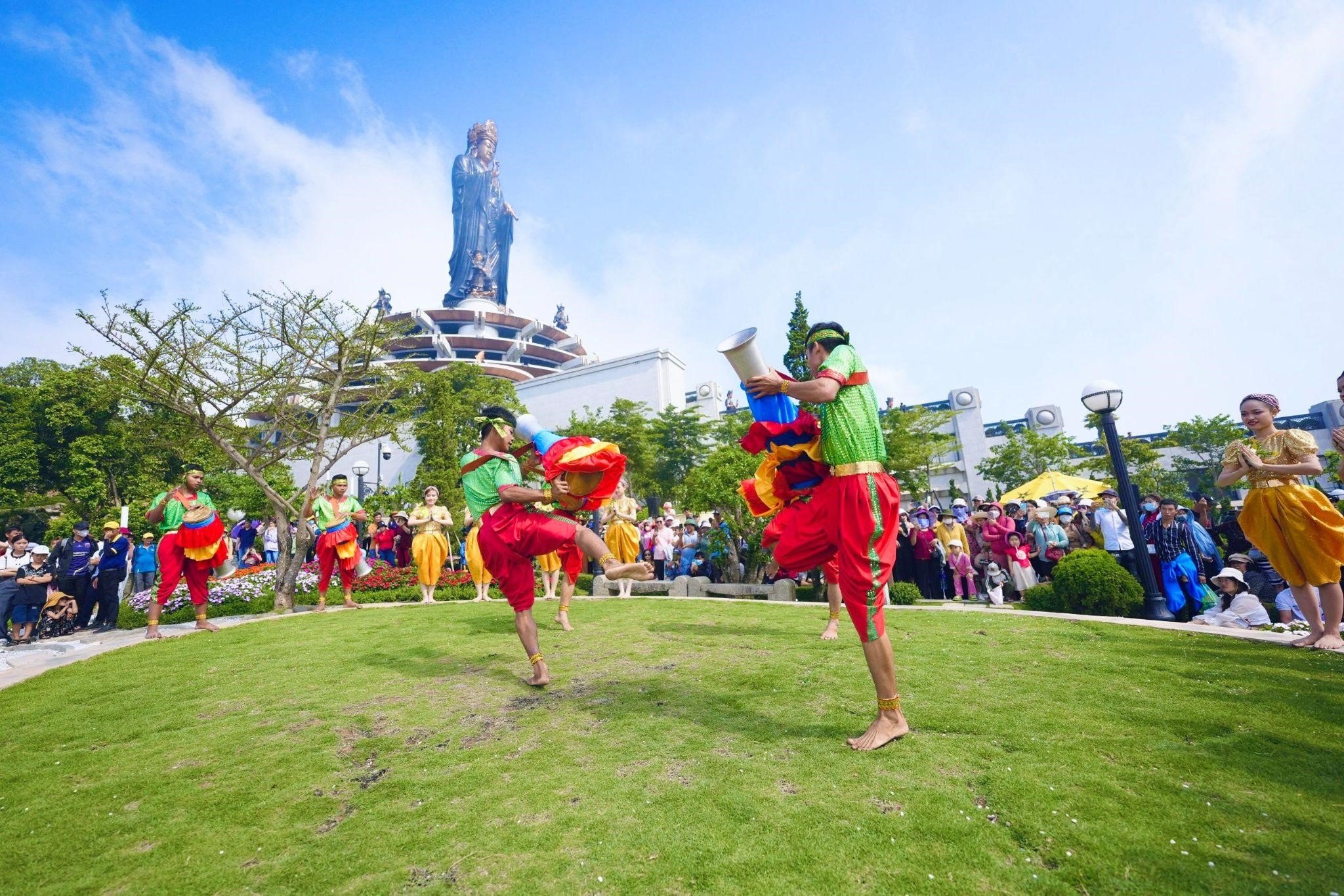 'Độc lạ' văn hóa Khmer được tái hiện sinh động trên núi Bà Đen, Tây Ninh- Ảnh 3.