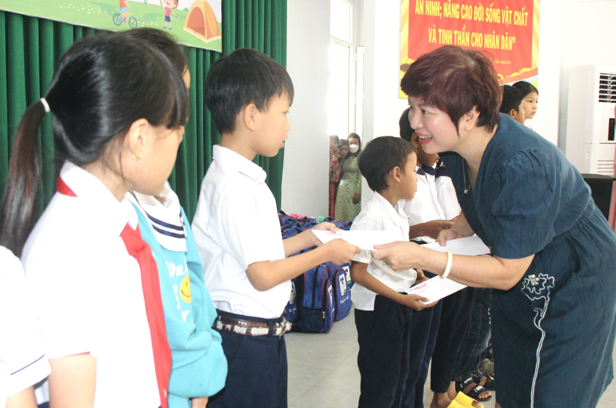 Le journal Education and Times attribue 100 bourses à des étudiants pauvres de Ninh Thuan, figure 1