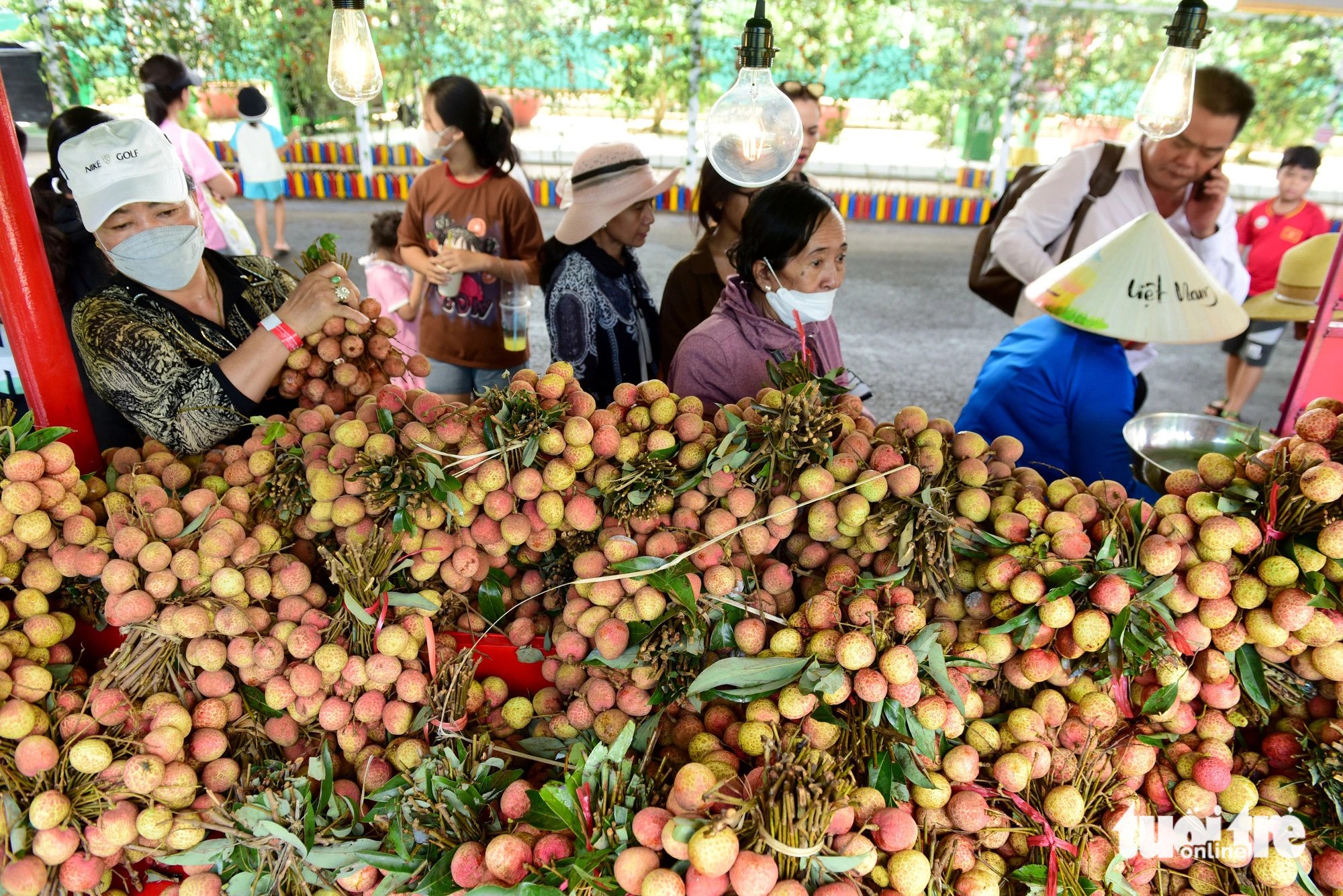 Hầu như ai đến tham gia lễ hội cũng mua những loại trái cây khác nhau mang về làm quà 