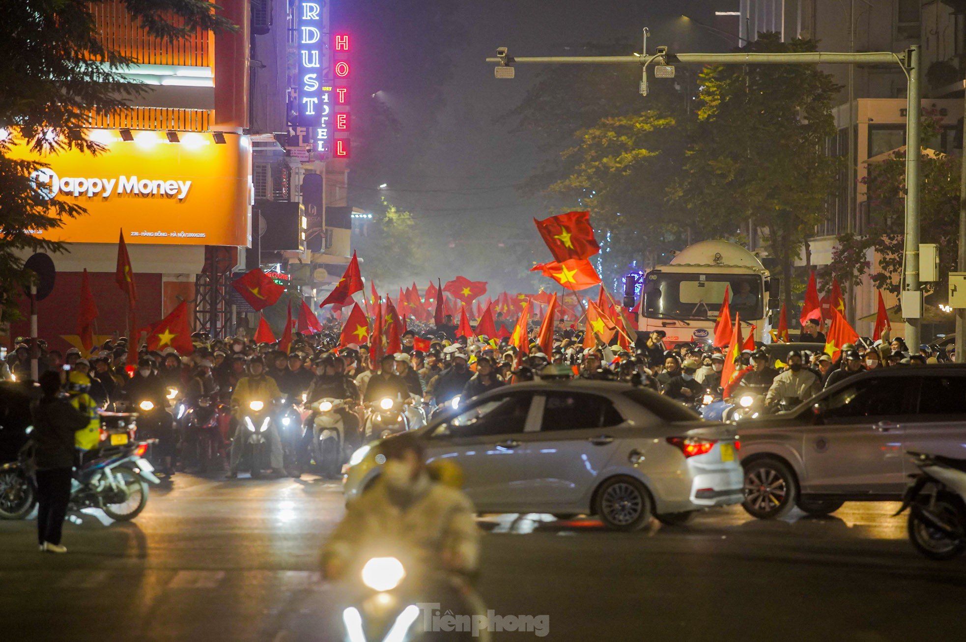 „Zivilisiertes“ Sturmreiten der Hauptstadtbewohner in der Nacht von „Hanoi schläft nie“, Foto 2