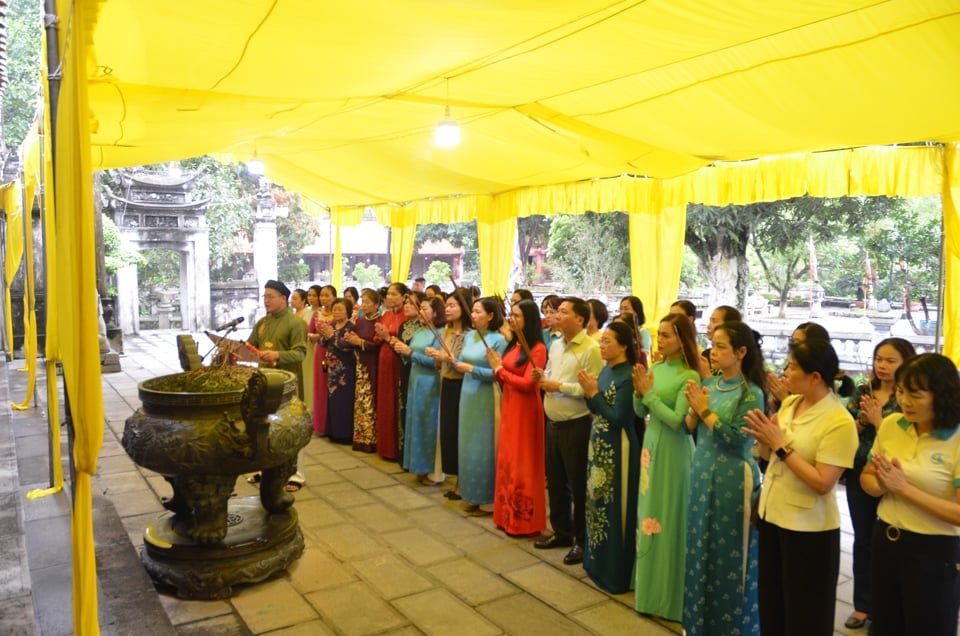 Delegierte bieten Weihrauch im Hai Ba Trung Tempel, Bezirk Me Linh, an – Foto: Thanh Thanh