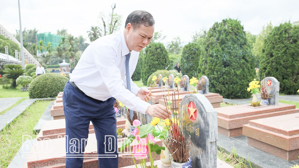 Comrade Le Quoc Chinh, Standing Deputy Secretary of the Provincial Party Committee, Chairman of the Provincial People's Council, Head of the Provincial National Assembly Delegation, offered incense at the graves at the A1 Hill Martyrs' Cemetery.