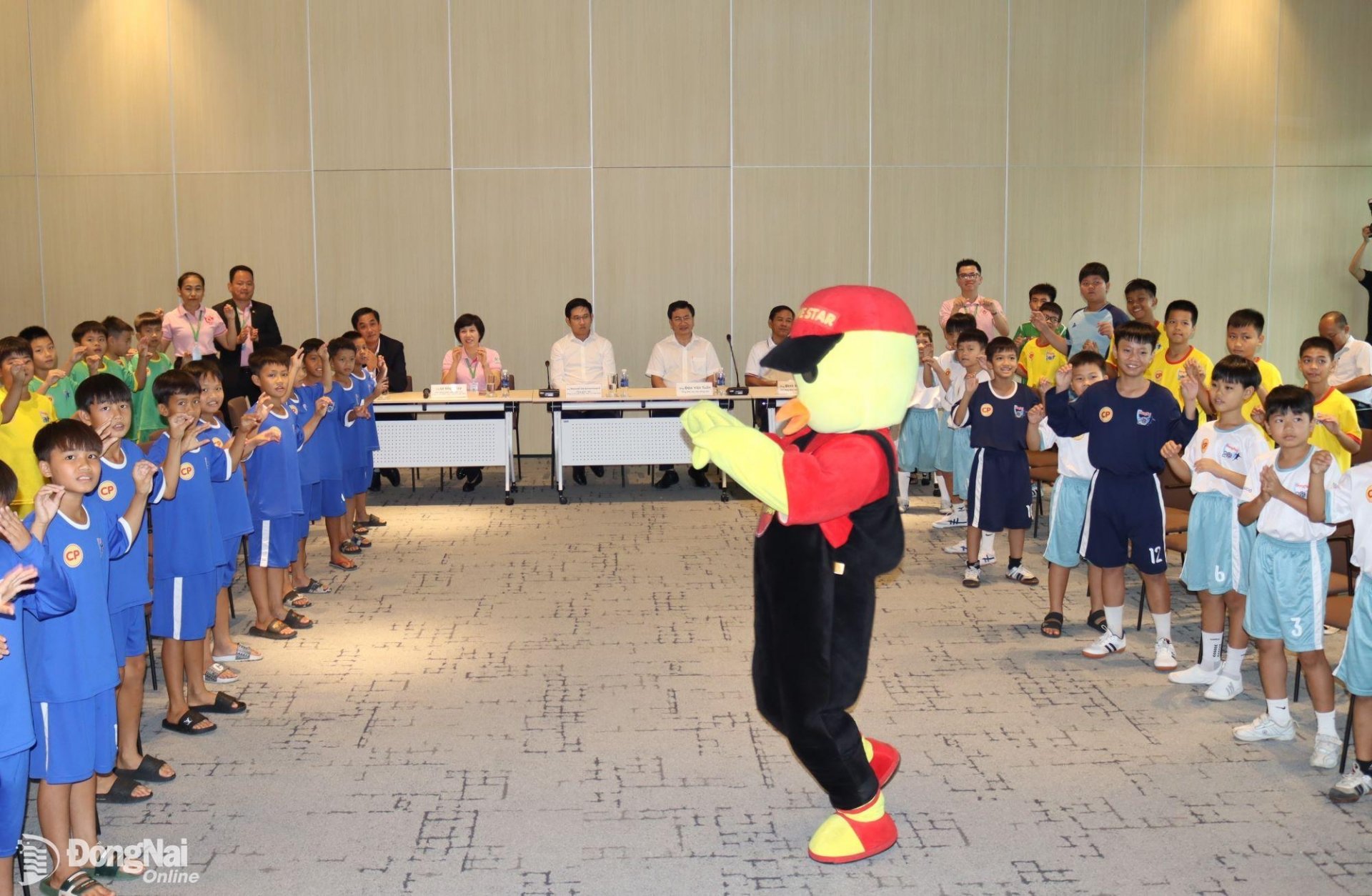 Children from 4 football teams participate in the physical game. Photo: Hoang Loc