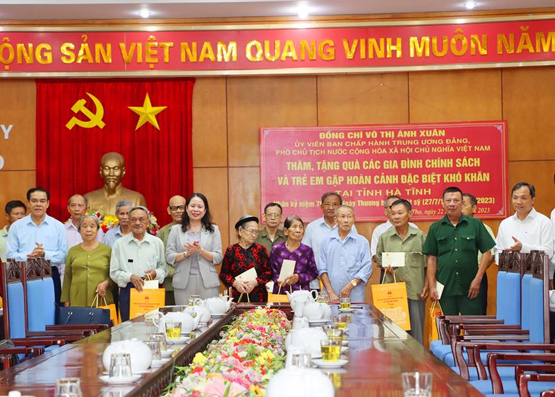 Vizepräsidentin Vietnams Thi Anh Xuan Dang Huong und Geschenke an Familien in der Provinz Ha Tinh 2