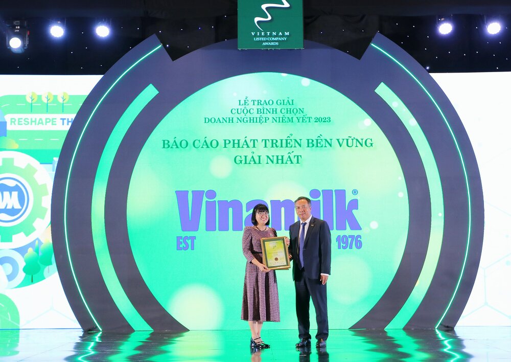 Vinamilk representative received the First Prize for PTBV Report in the 2023 Listed Company Selection. Photo: Vinamilk