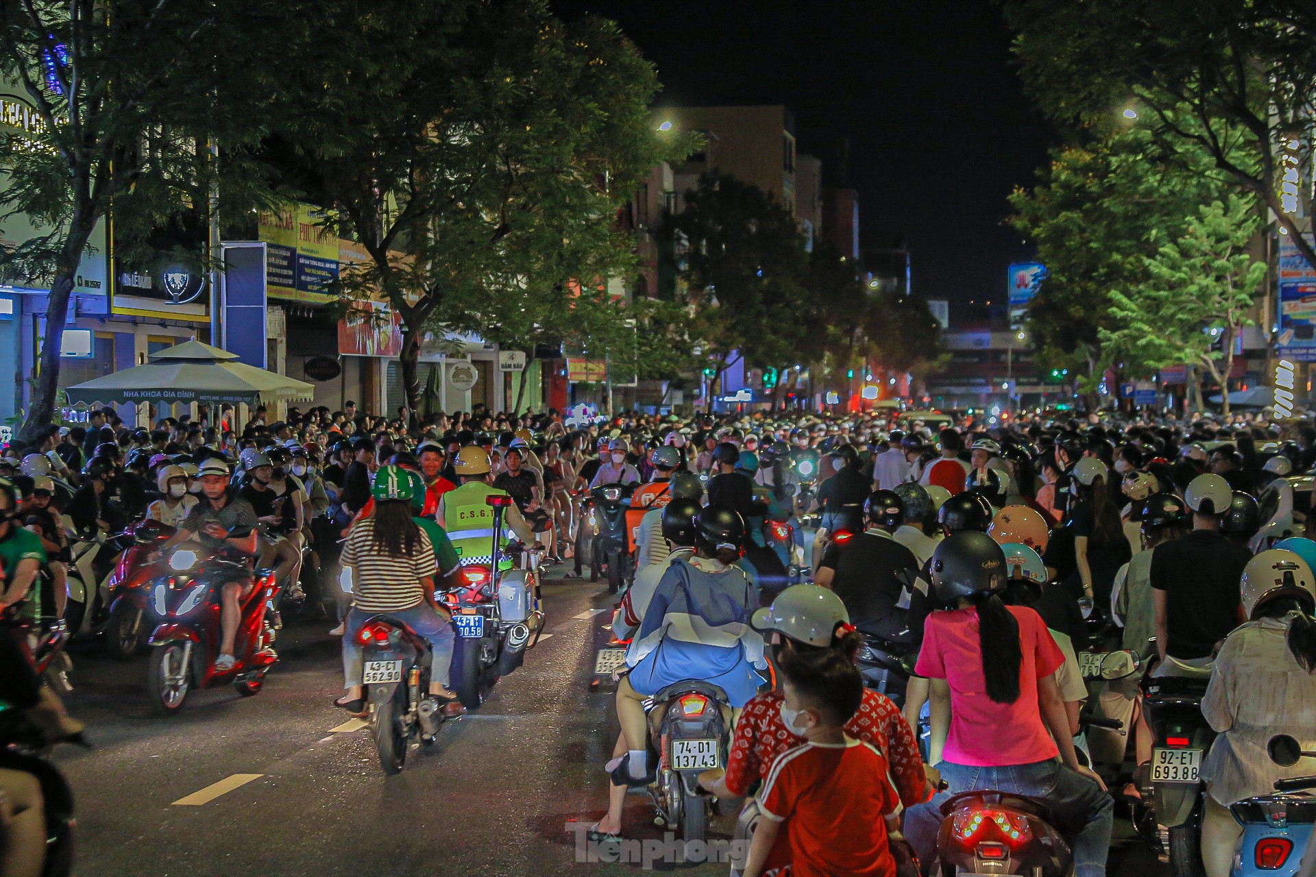 Las calles de Danang están abarrotadas en la noche del Festival del Medio Otoño foto 11