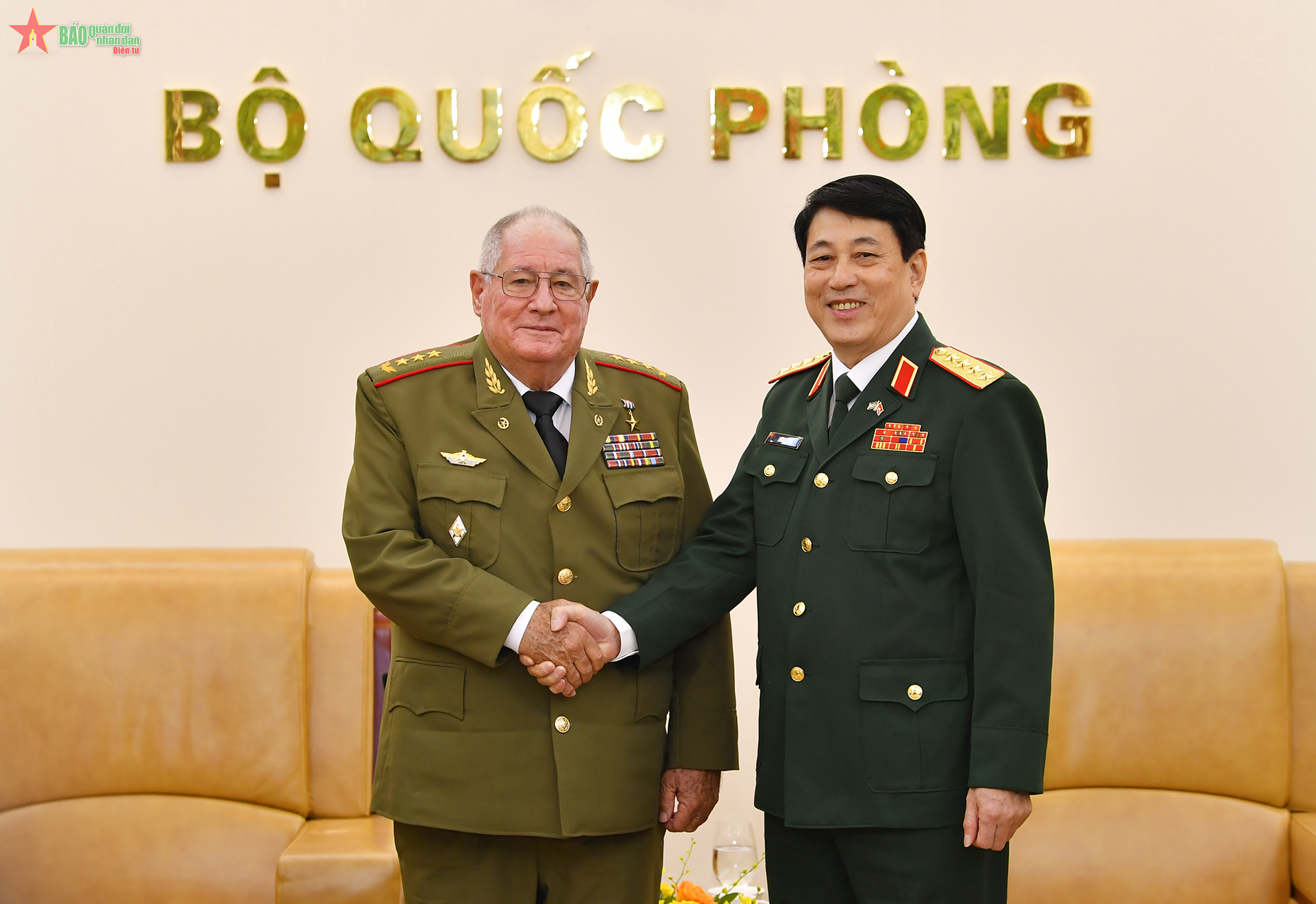 El General Luong Cuong se reúne con el Ministro de las Fuerzas Armadas Revolucionarias de Cuba