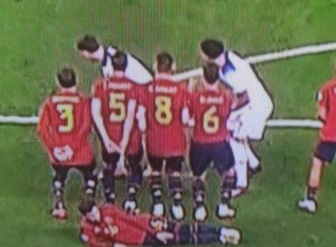 Der englische Spieler (in Weiß) steht dicht an der Mauer, als Palmer den Freistoß ausführt.