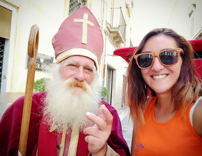 Des touristes prennent des photos avec un imitateur de Saint-Nicolas lors de la tournée de Paco Ricchiuti. Photo : CNN