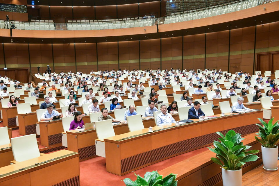 Delegierte nehmen an der Frage-und-Antwort-Sitzung am Nachmittag des 12. November teil - Foto: Quochoi.vn