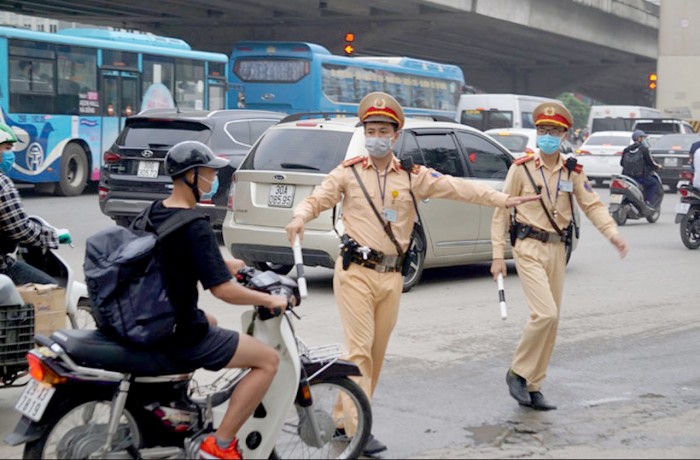 Quên mang bằng lái xe ô tô, xe máy bị phạt bao nhiêu tiền?