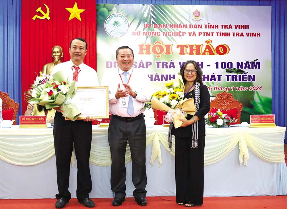 Tra Vinh Provincial Leaders Receive Certificate of Recognition for Wax Coconut Trees Planted in Tra Vinh as Vietnamese Coconut Trees