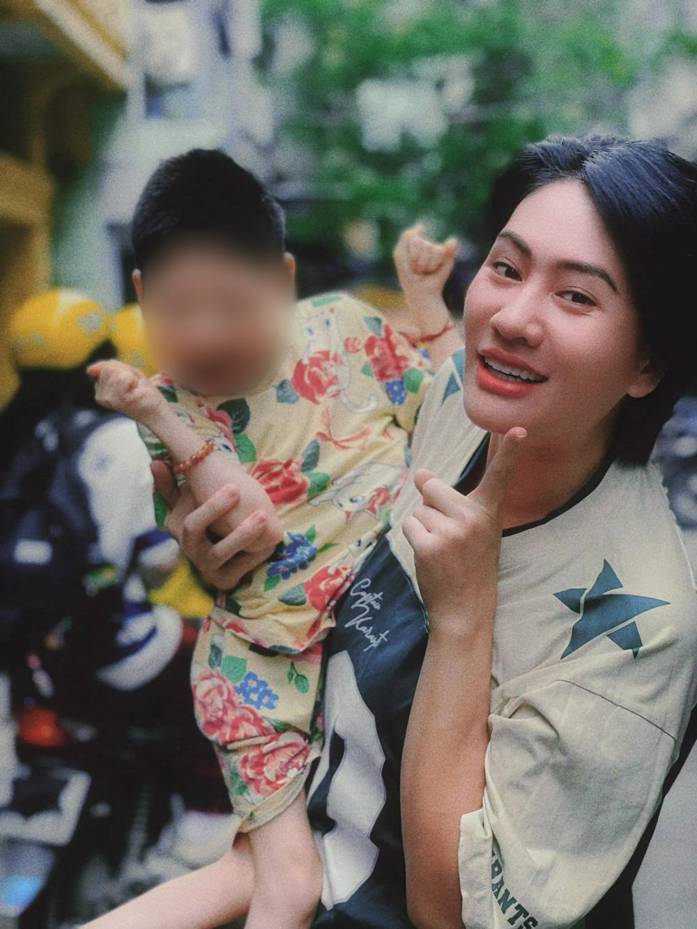 Minh Cuc shows off a photo with her daughter and thanks the audience for their encouragement and love. Photo: Facebook character