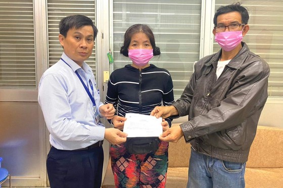 MSc. Le Minh Hien gives money from donors to support the patient's family