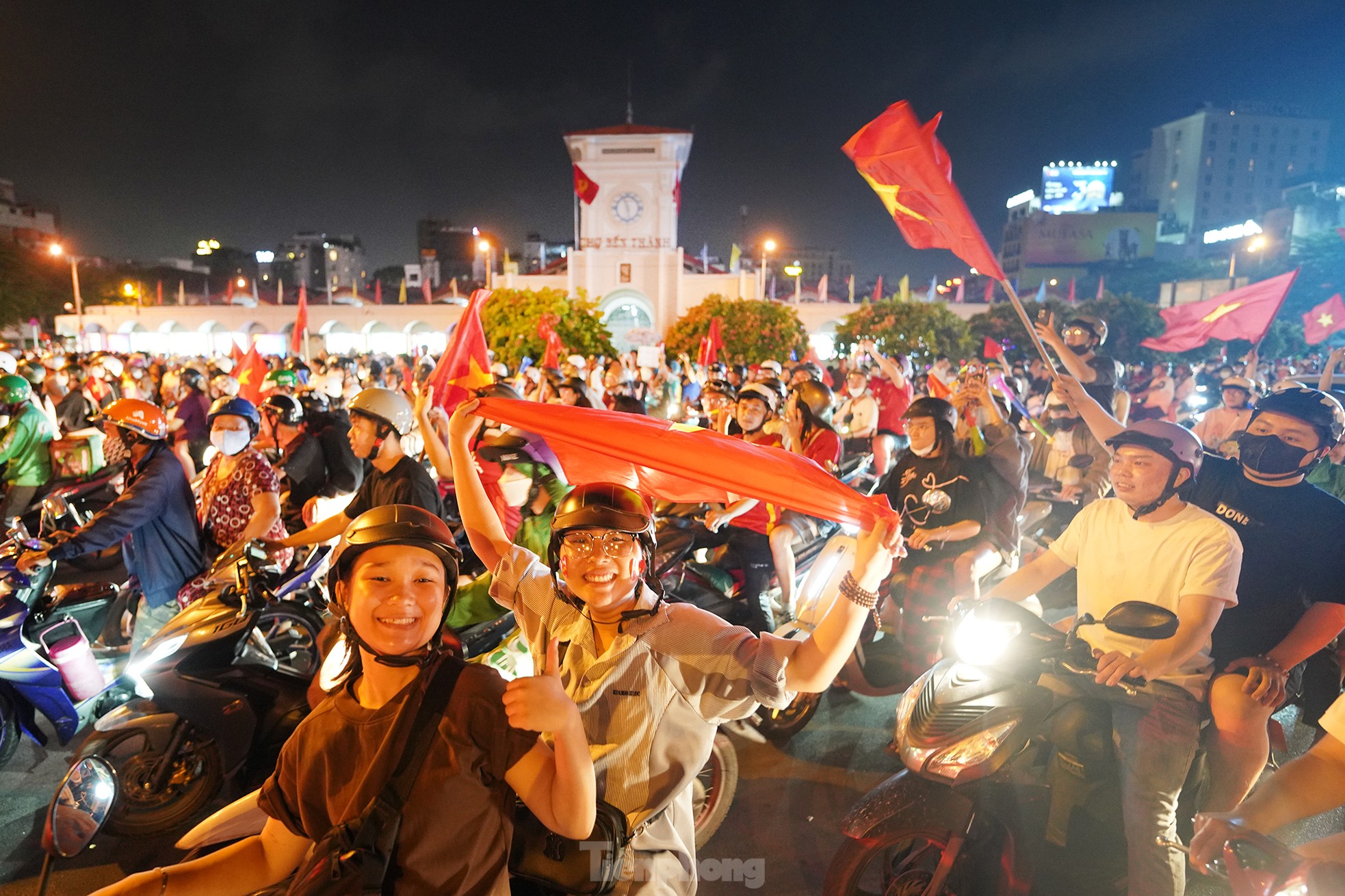 Ho Chi Minh City fans dye Ben Thanh market and central streets red photo 1