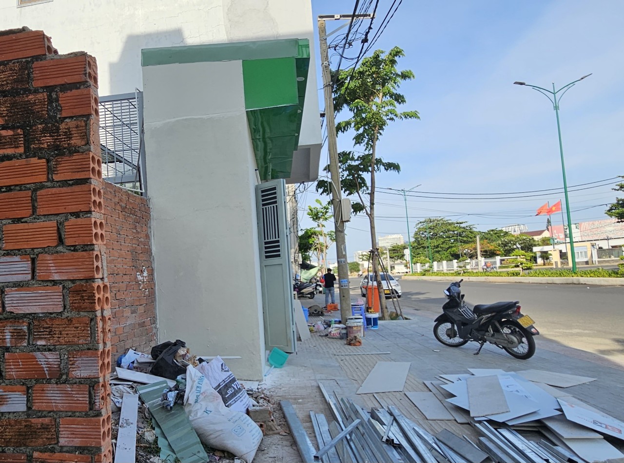 Cận cảnh nhà siêu mỏng xây trái phép tại Vũng Tàu - Ảnh 4.