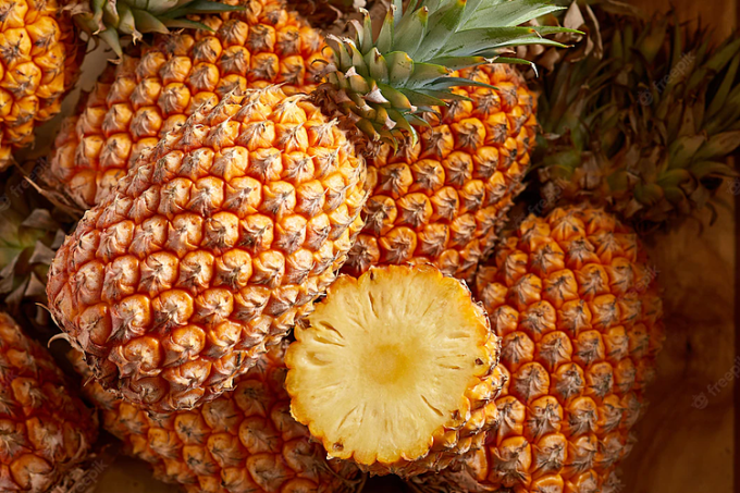 Ananas kann vielseitig verwendet werden, beim Verzehr ist jedoch auch Vorsicht geboten. Foto: Freepik