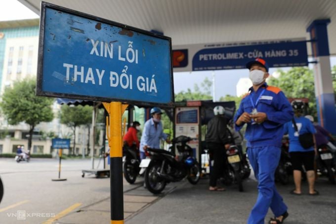 El personal de la gasolinera en la calle Ly Tu Trong, Distrito 1, Ciudad Ho Chi Minh, se prepara para cambiar el tablero de precios antes del ajuste, febrero de 2022. Foto: Quynh Tran