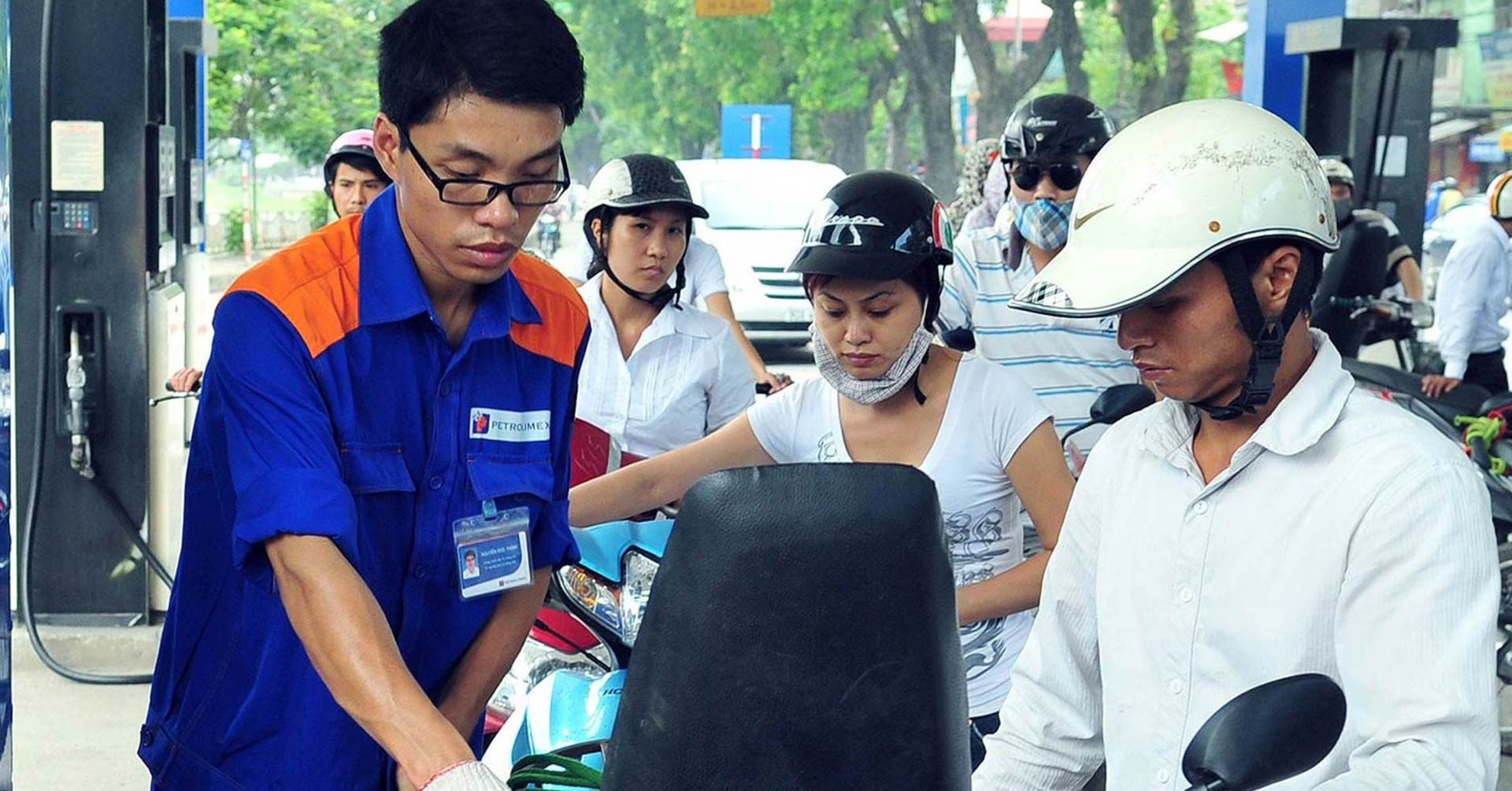 តម្លៃ​សាំង​ថ្ងៃ​នេះ​ឡើង​ពី​ម៉ោង​៣​រសៀល ដែល​ប្រភេទ​ខ្លះ​ឡើង​ដល់​ជិត ២១.០០០​ដុង​ក្នុង​មួយ​លីត្រ