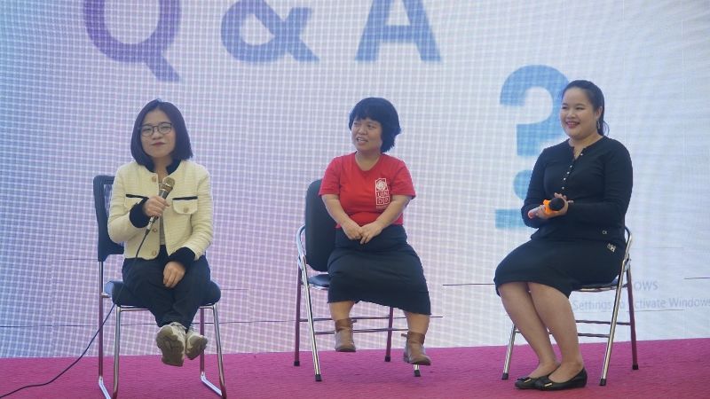 두 명의 발표자가 이야기를 공유합니다.