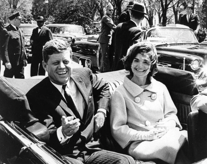 1961年、米国ワシントンにて。ジョン・F・ケネディ元大統領とジャッキー・ケネディ夫人。(写真：サウスカロライナ州立大学モーニングスター校)