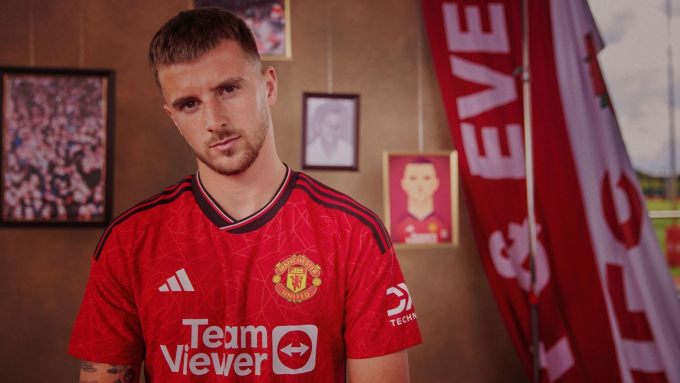 Mount pose pour une photo dans le maillot de Man Utd. Photo : MUFC