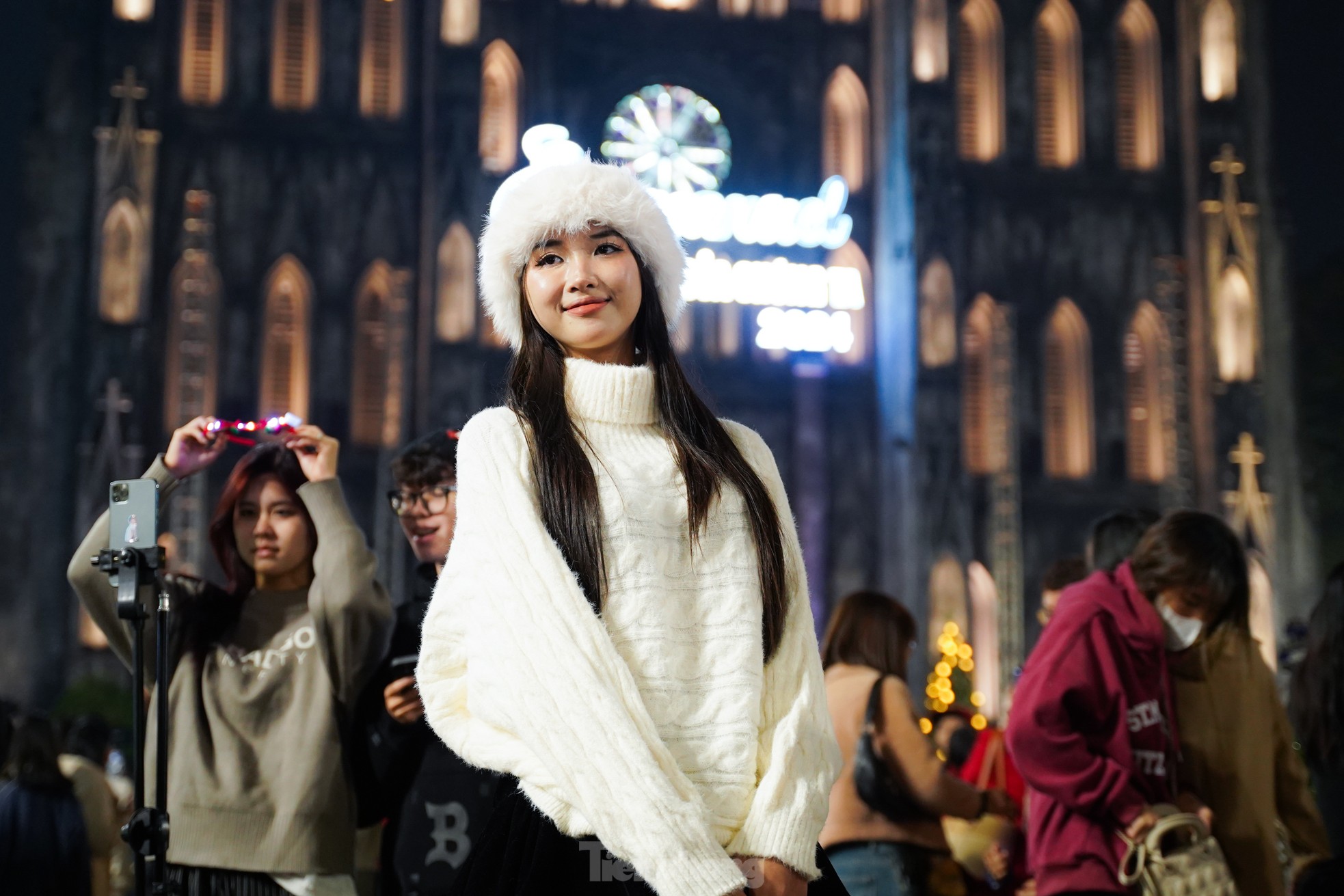 Hanoians jostle on Hang Ma Street, Cathedral welcomes Christmas early photo 7