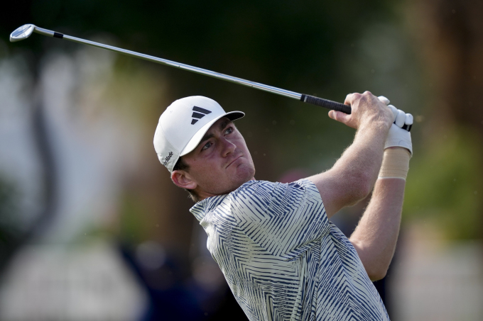 Nick Dunlap watches his tee shot on the fourth hole of the final round of American Express at Pete Dye Golf Club in La Quinta, California, USA on January 21. Photo: AP