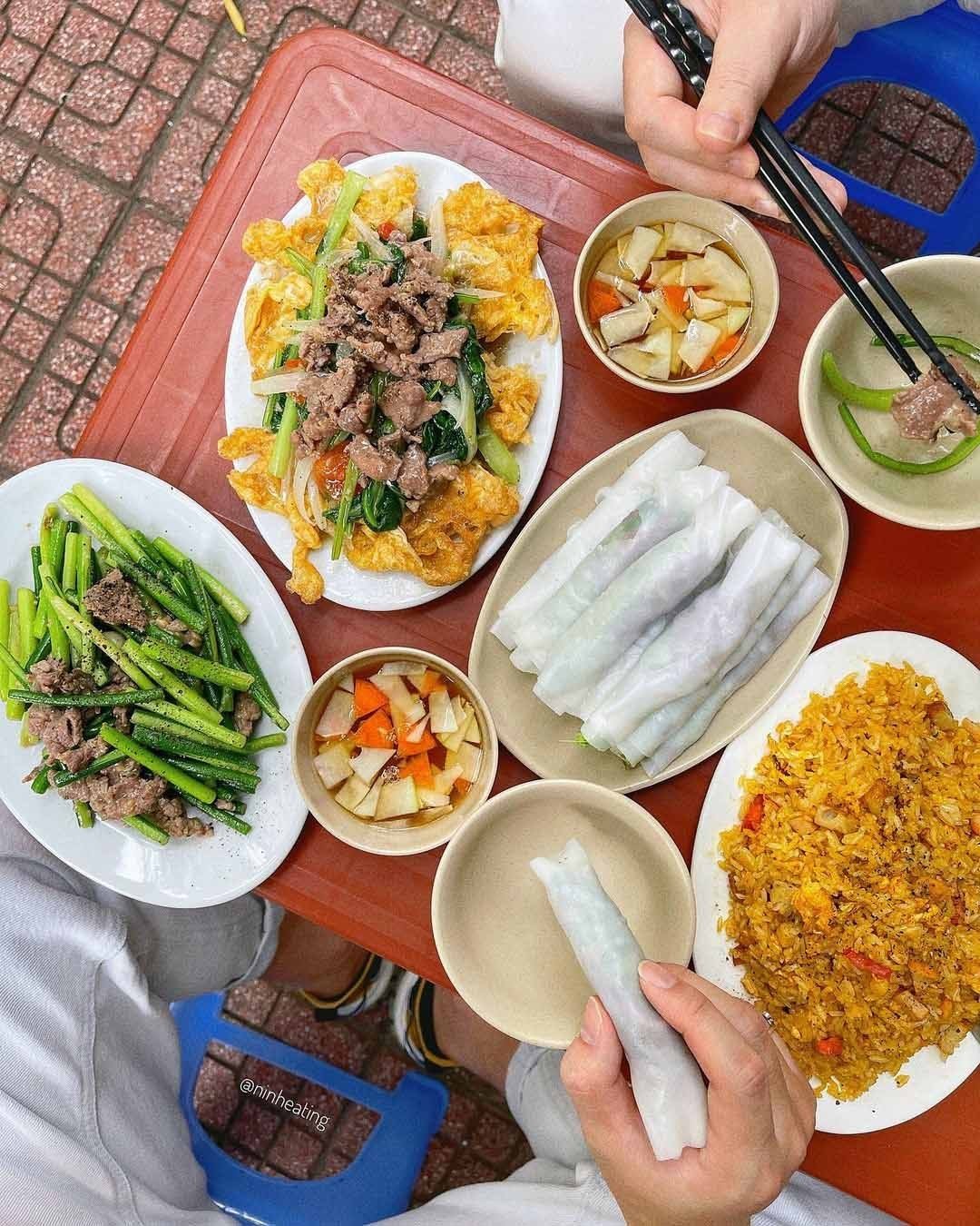 Du khách có thể tìm thấy nhiều phiên bản khác từ phở được biến tấu sáng tạo như chiên phồng, chiên trứng, trộn chua… dọc phố Ngũ Xã. (Ảnh: Ninheating, ujunhs_)