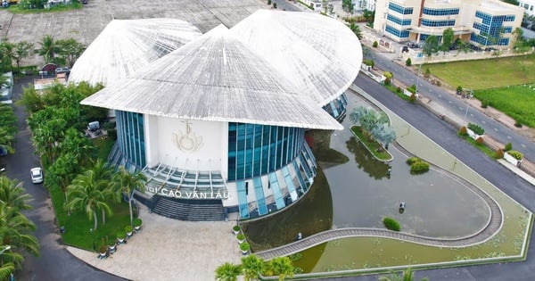 Close-up inside the three-conical hat theater that just set a record