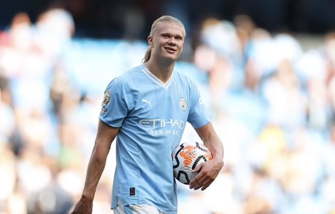 Haaland ôm trái bóng làm kỷ niệm sau khi lập hat-trick vào lưới Fulham. Ảnh: AFP