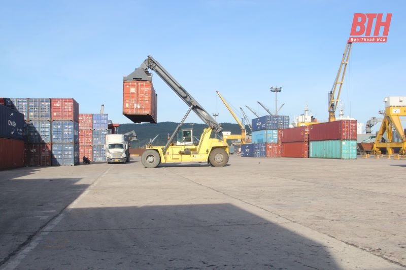 Bustling cargo through Nghi Son Port