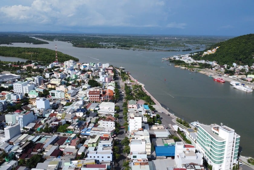 Vue panoramique de la ville de Ha Tien vue d'en haut.