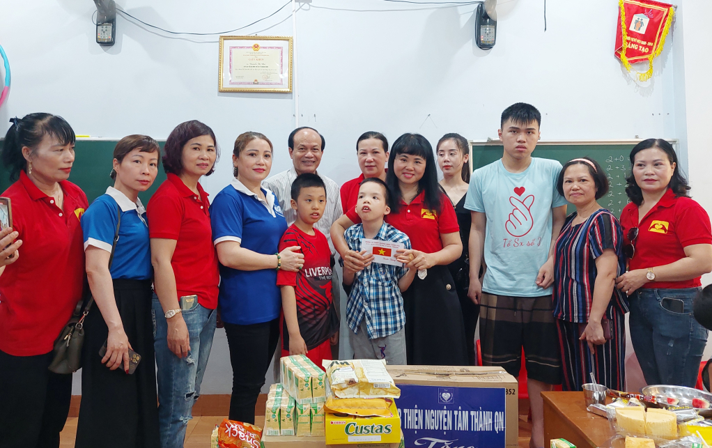 Le groupe caritatif Quang Ninh offre des cadeaux aux enfants de l'entreprise privée Quang Ninh Autism Education Support (ville d'Ha Long) début juin 2023.