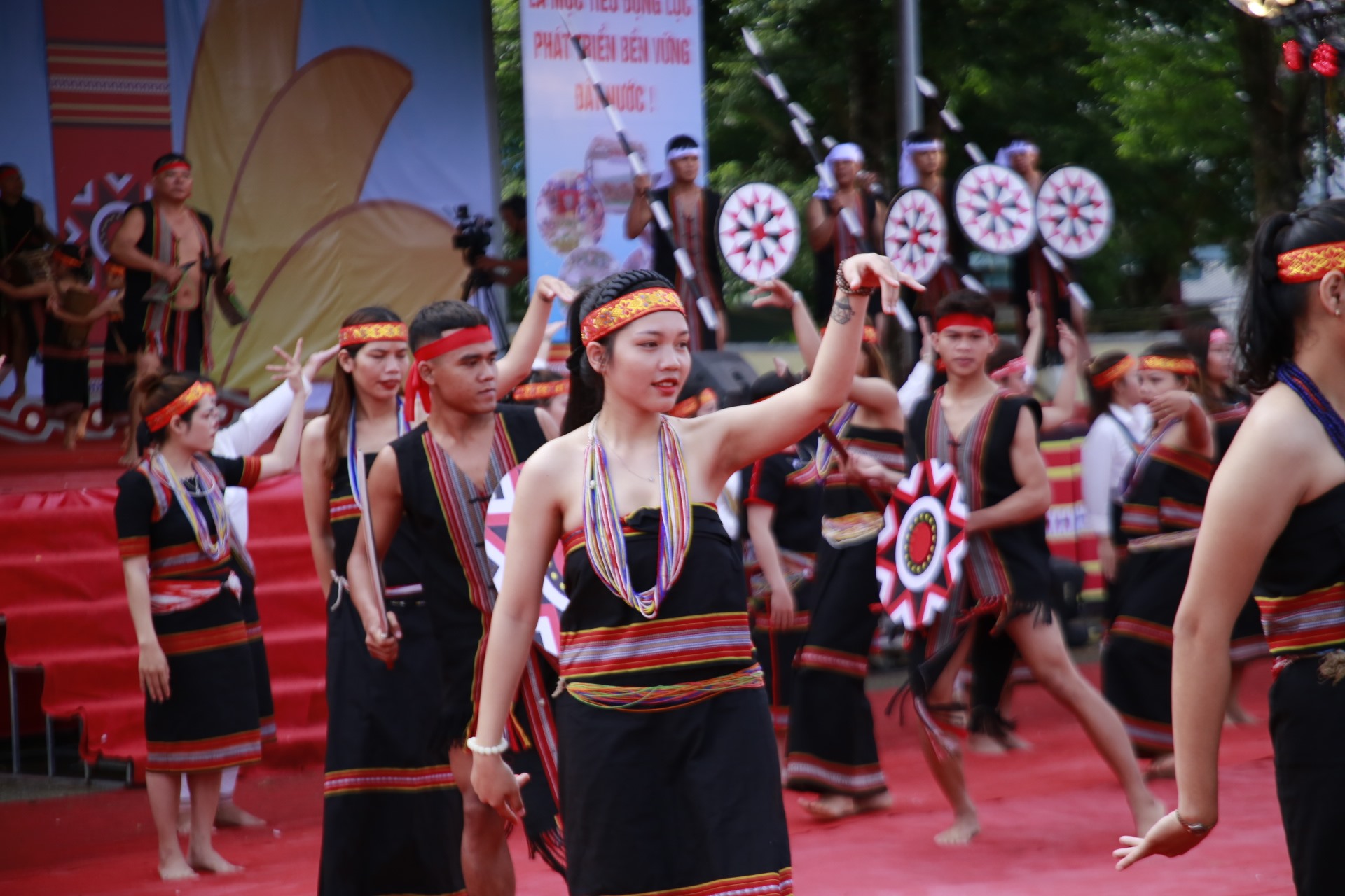 Bh'noong girls participate in the festival. Photo: N.C.