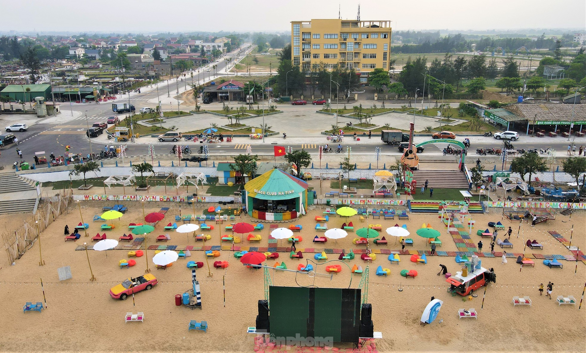 Les touristes viennent à la plage de Thien Cam pour se « rafraîchir » photo 13