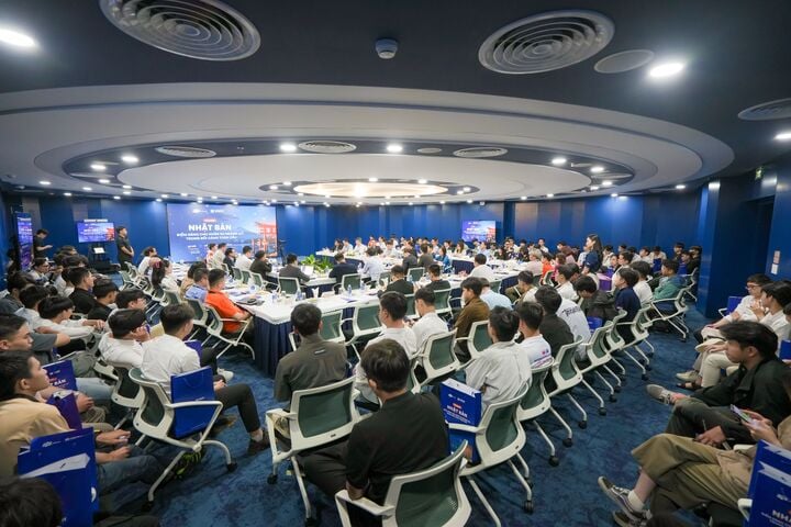 Many guests attended the event series organized by FPT Software and VADX at the Da Nang bridge.