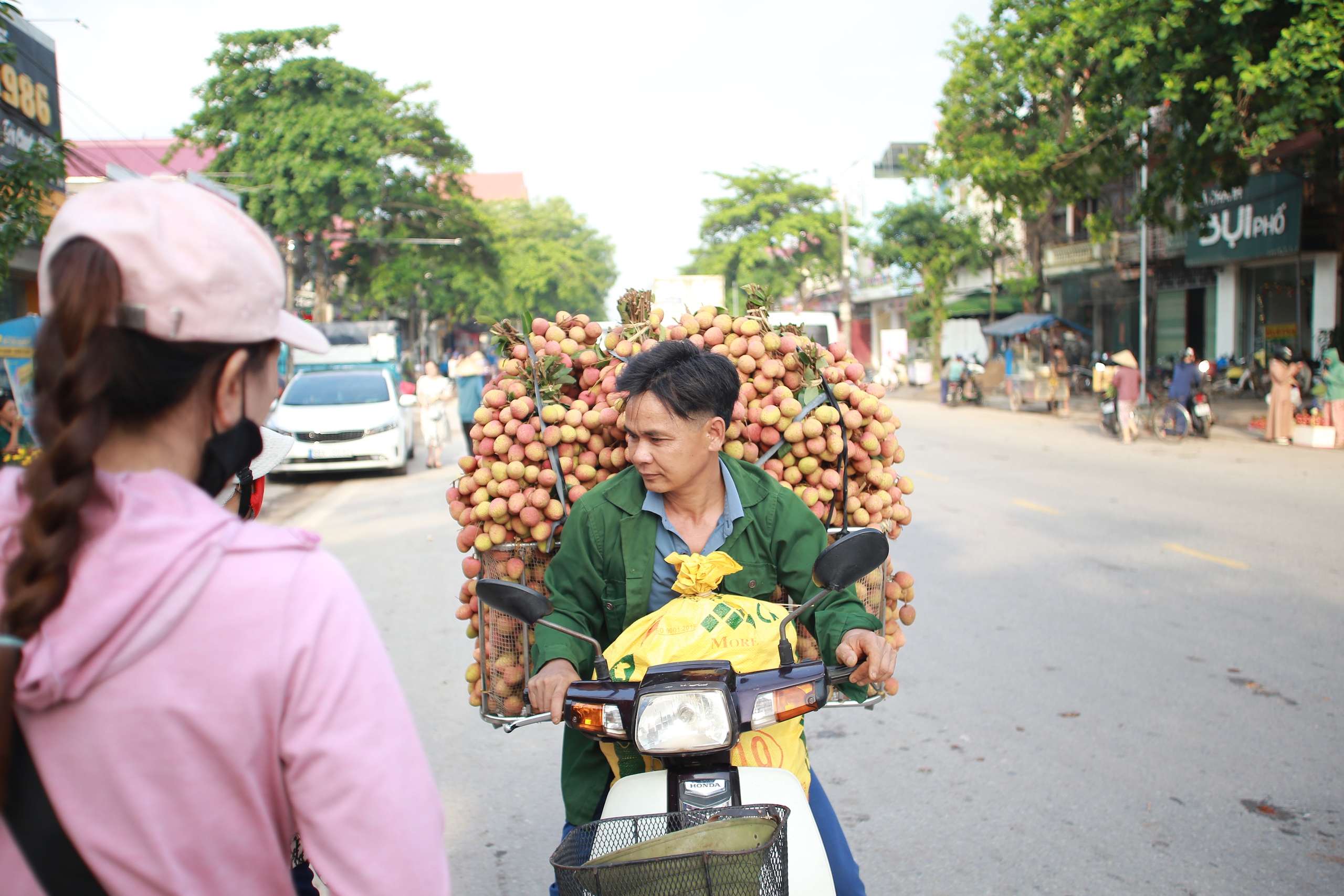 Người dân Bắc Giang vui mừng vì vải được thu mua với giá cao- Ảnh 2.